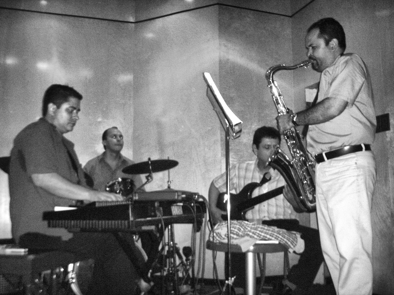 Yan al teclado con saxofón, bajo y batería