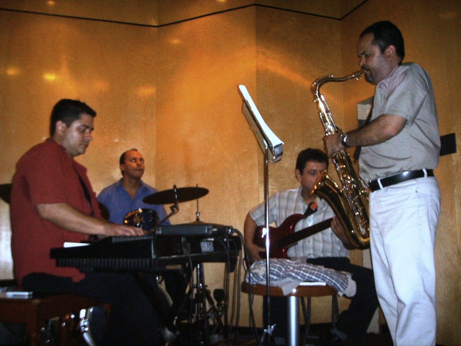 Yan al teclado con saxofón, bajo y batería